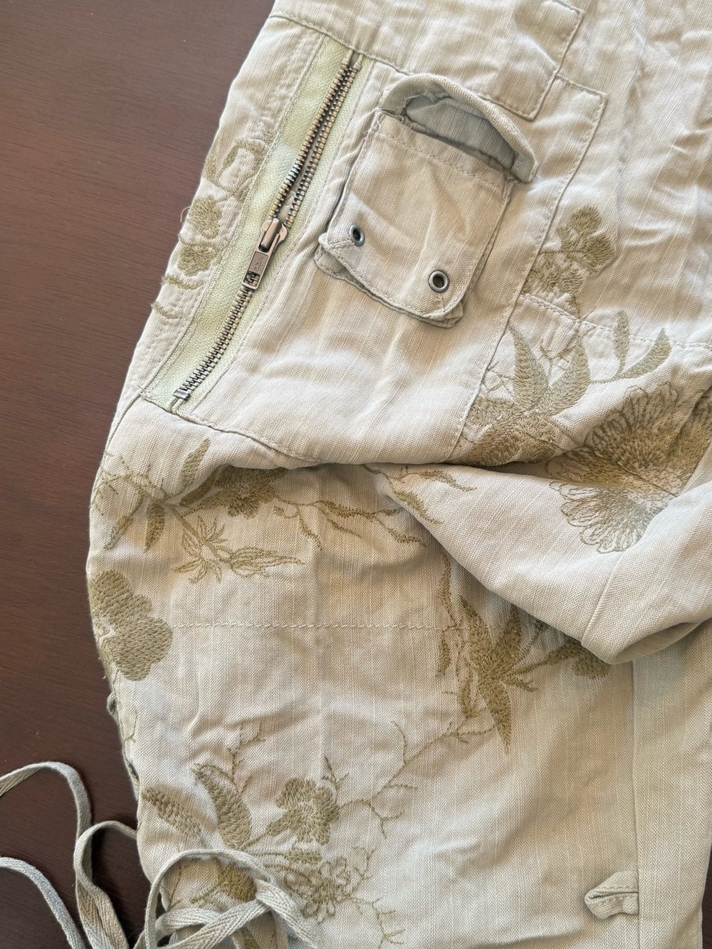 Da-Nang Beige Floral Cargo Capris - Picture 3 of 6